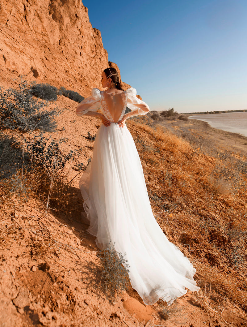 Vestido de novia evasé con escote cuadrado y mangas largas estilo obispo