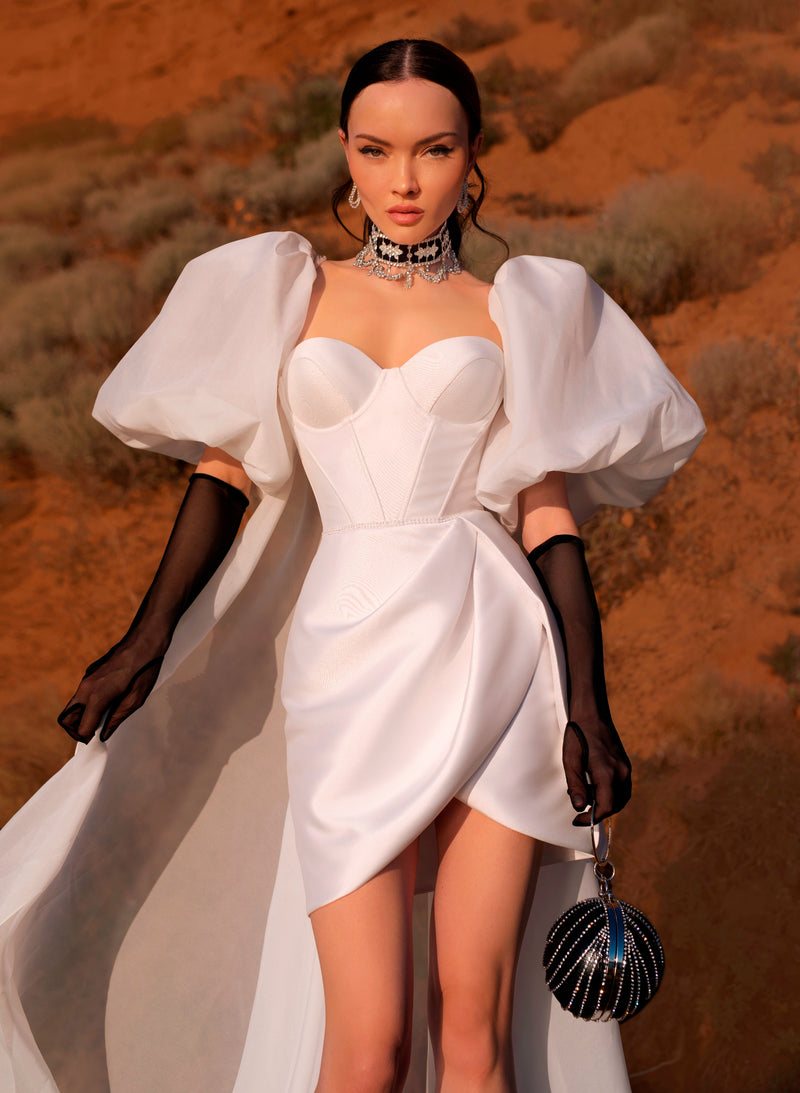 Mini vestido de novia sin tirantes con mangas desmontables y capa