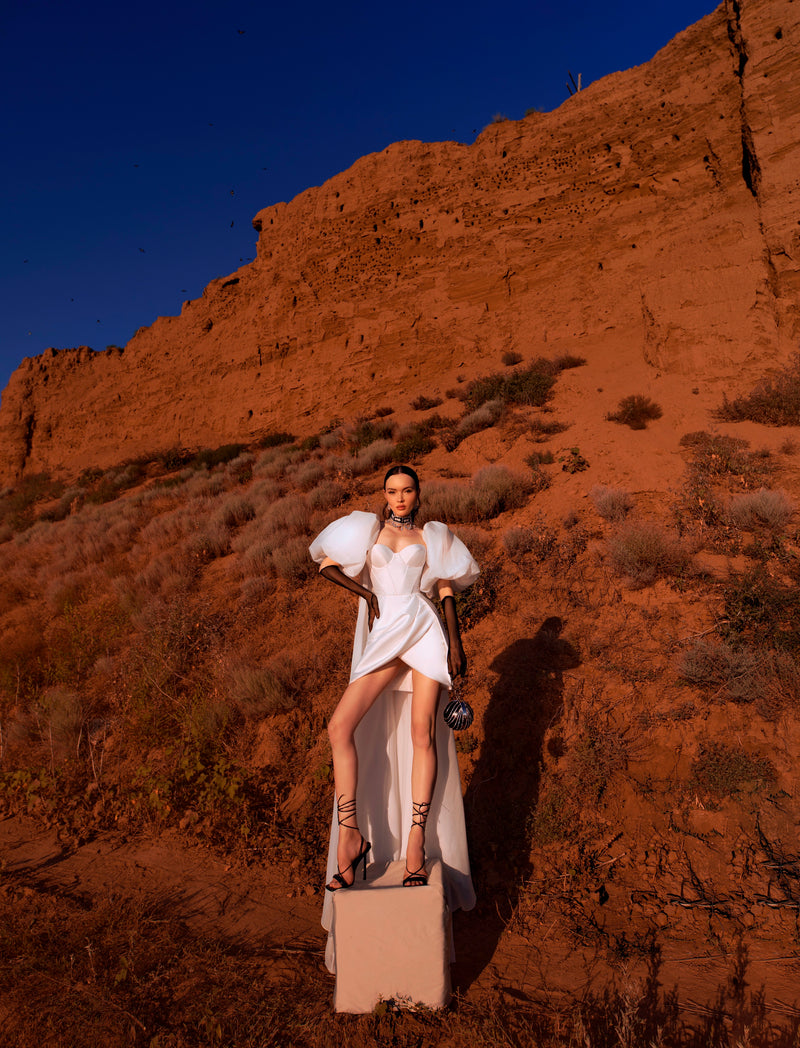 Mini vestido de novia sin tirantes con mangas desmontables y capa