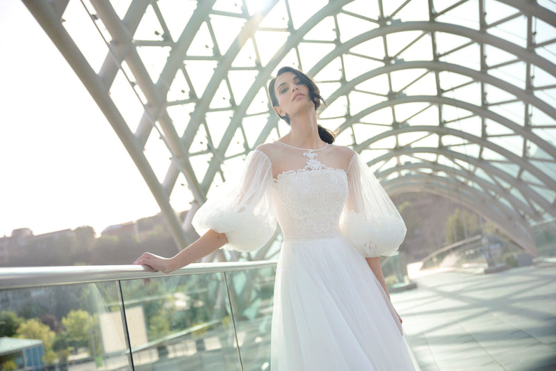 Robe de mariée en dentelle à manches surdimensionnées 