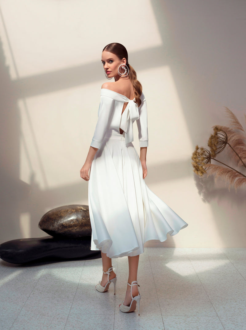 Vestido de novia midi blanco con hombros descubiertos de seda
