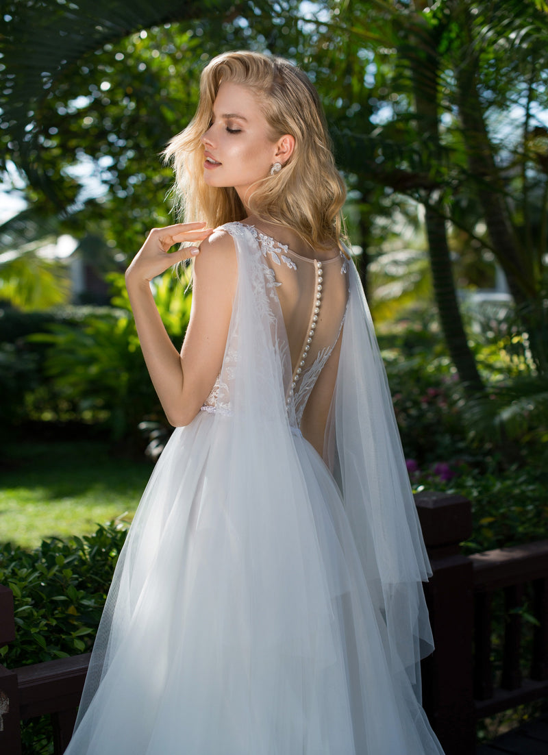 Robe de mariée sans manches à col en V et ailes en tulle