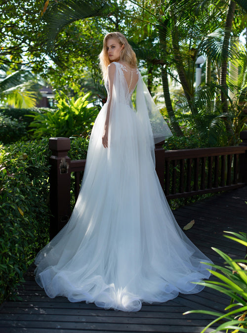 Vestido de novia sin mangas con cuello de pico y alas de tul