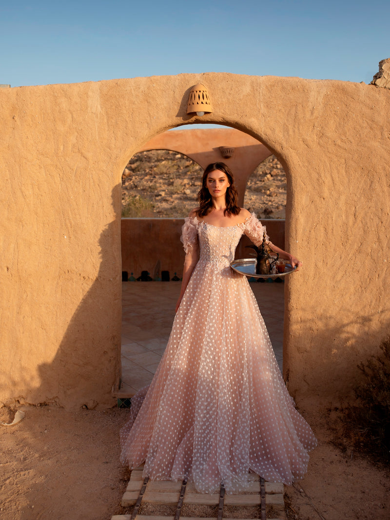 Vestido de lunares con hombros descubiertos