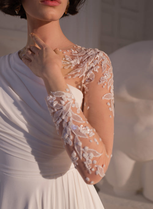 Vestido de novia con escote asimétrico estilo helénico