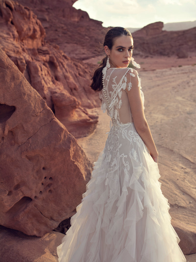 Vestido de novia bohemio con volantes sin mangas