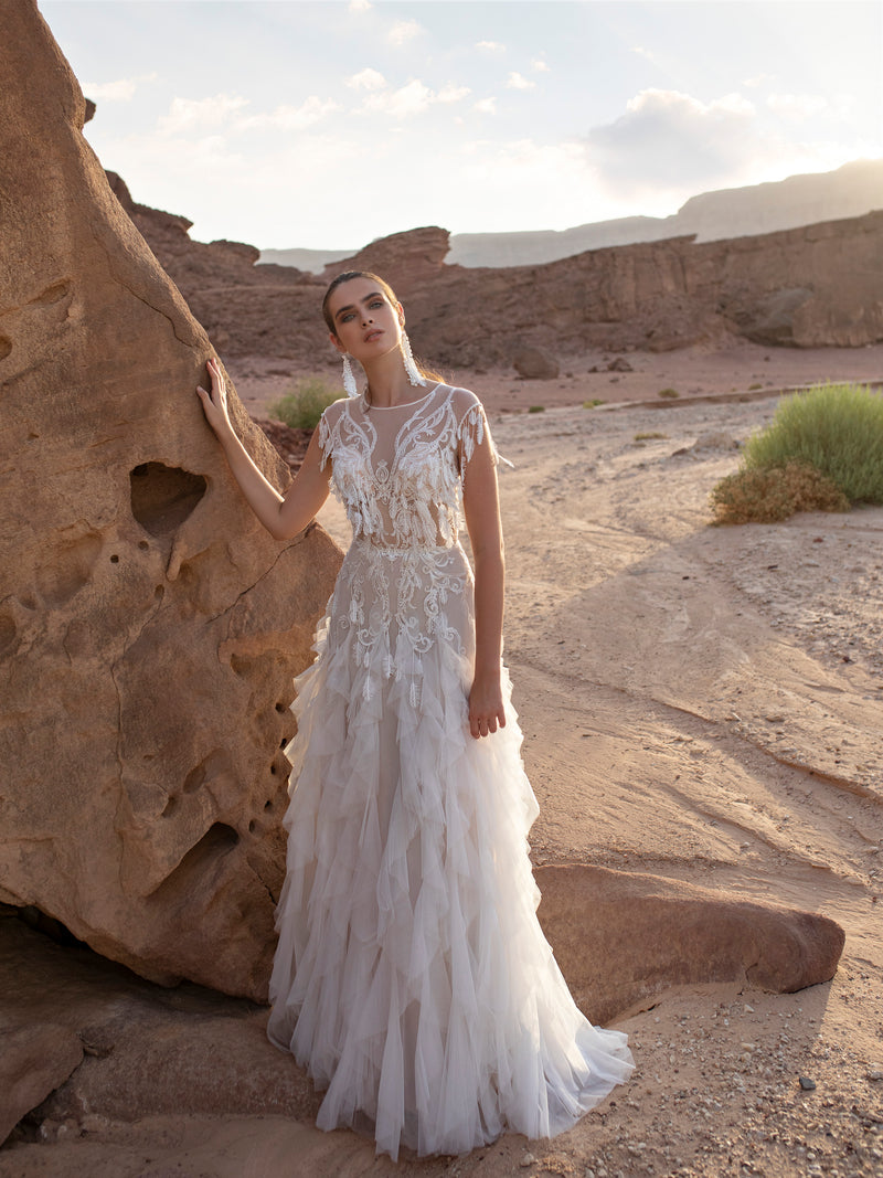 Vestido de novia bohemio con volantes sin mangas