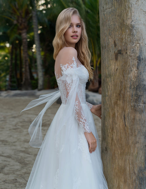 Vestido de novia de corte A con escote en forma de corazón y manga larga