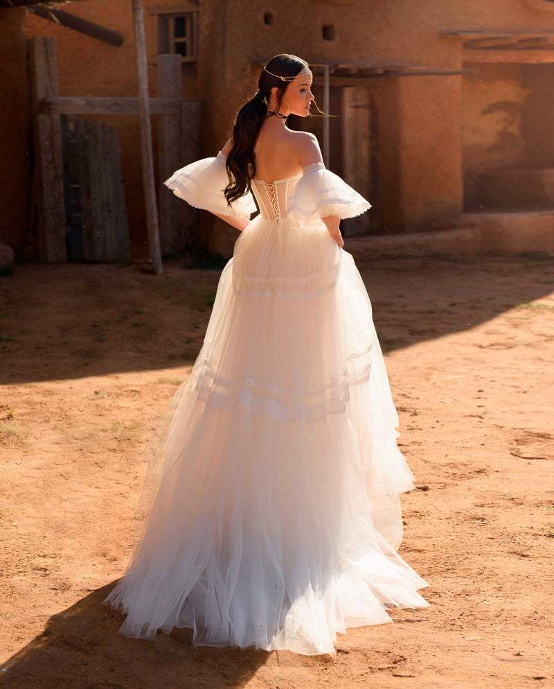 Vestido de novia sin tirantes con mangas abullonadas extraíbles