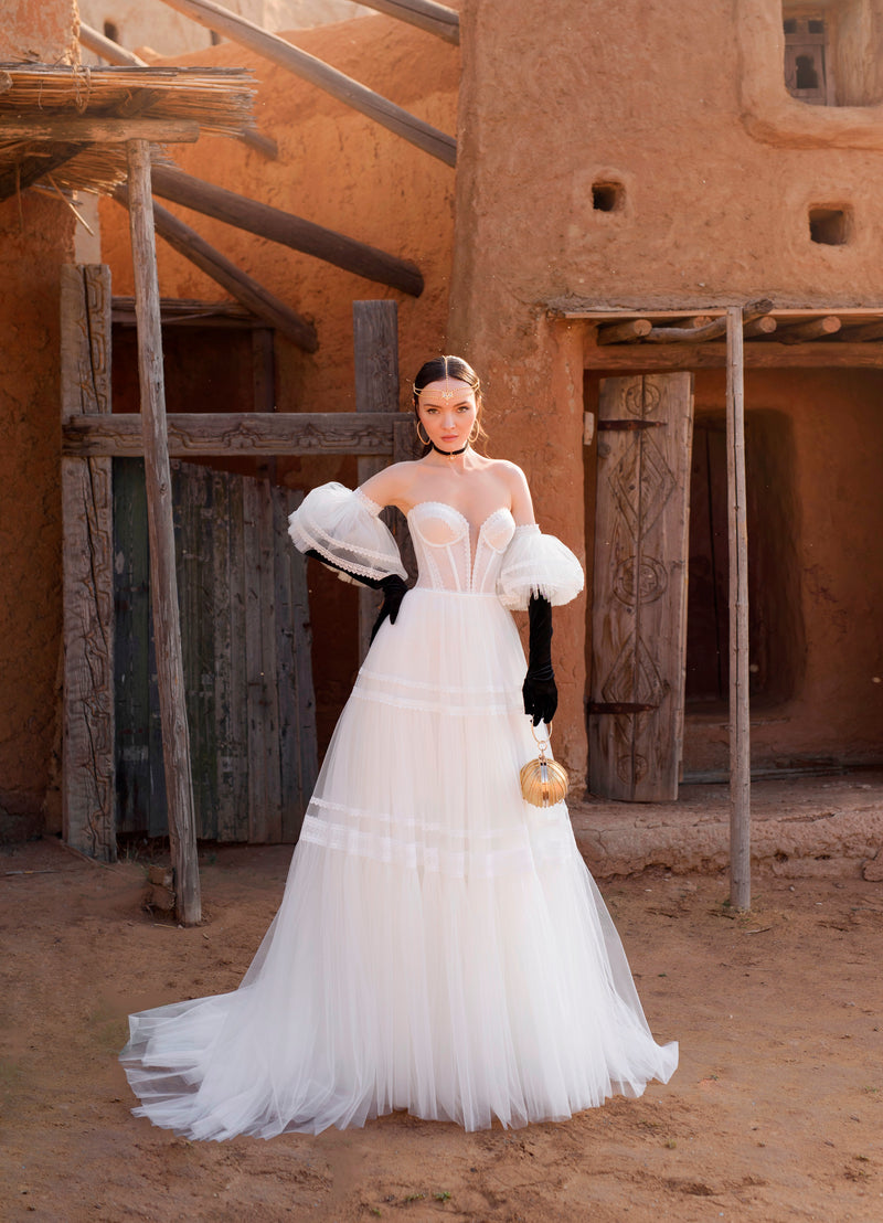 Vestido de novia sin tirantes con mangas abullonadas extraíbles