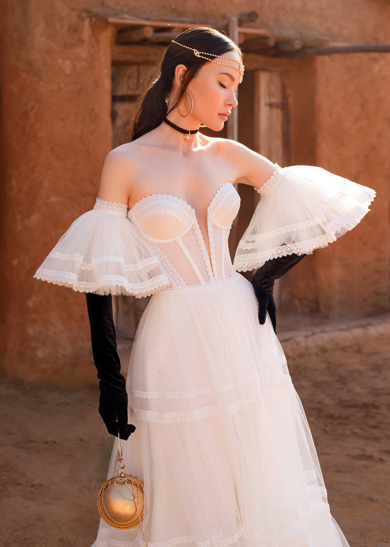 Vestido de novia sin tirantes con mangas abullonadas extraíbles