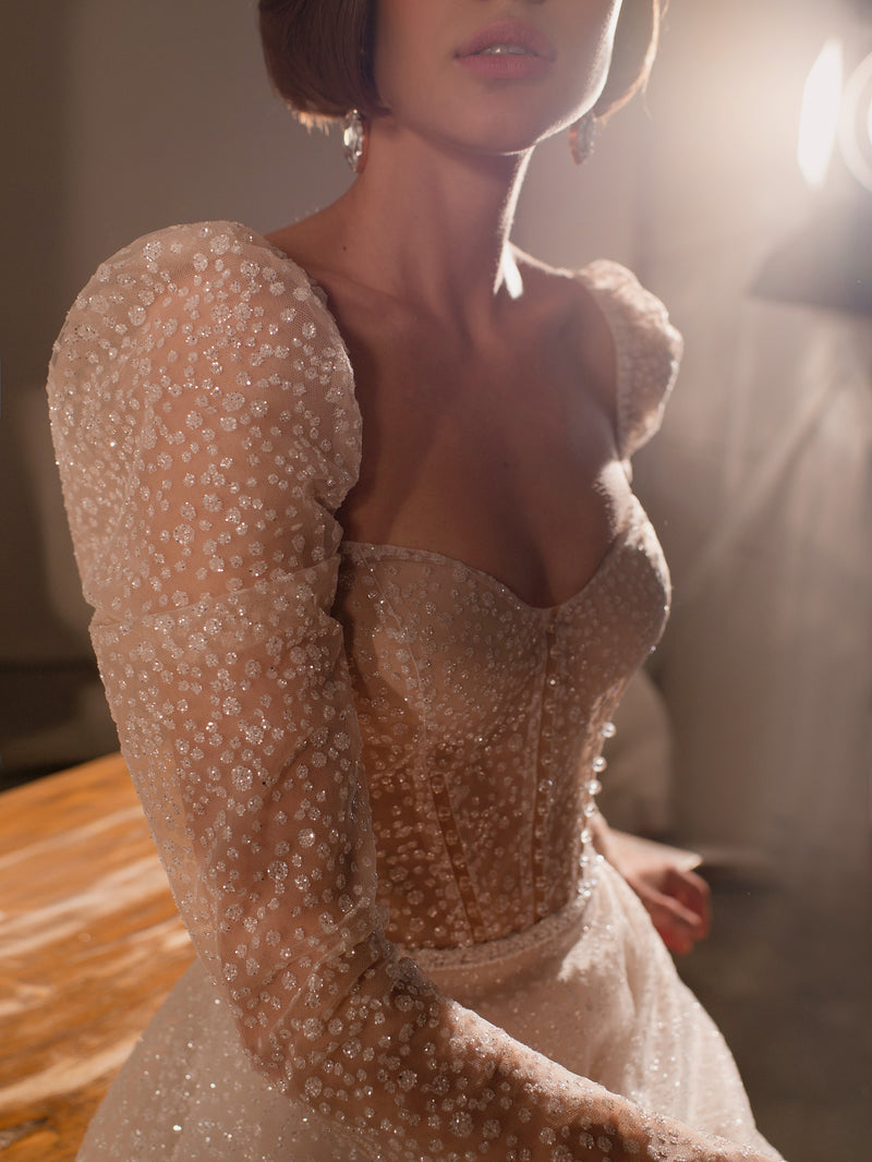 Robe de mariée à manches longues et décolleté en cœur