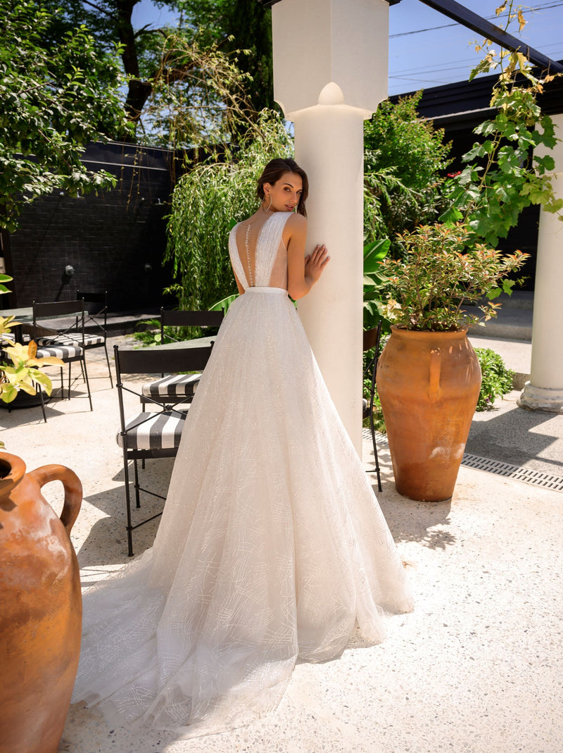 Sexy Sleeveless Glitter Wedding Gown