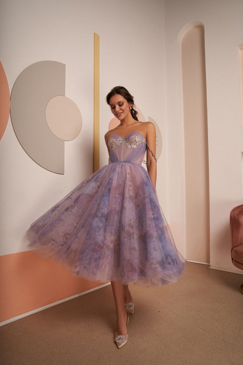 Robe de bal mi-longue lilas à bretelles fines 