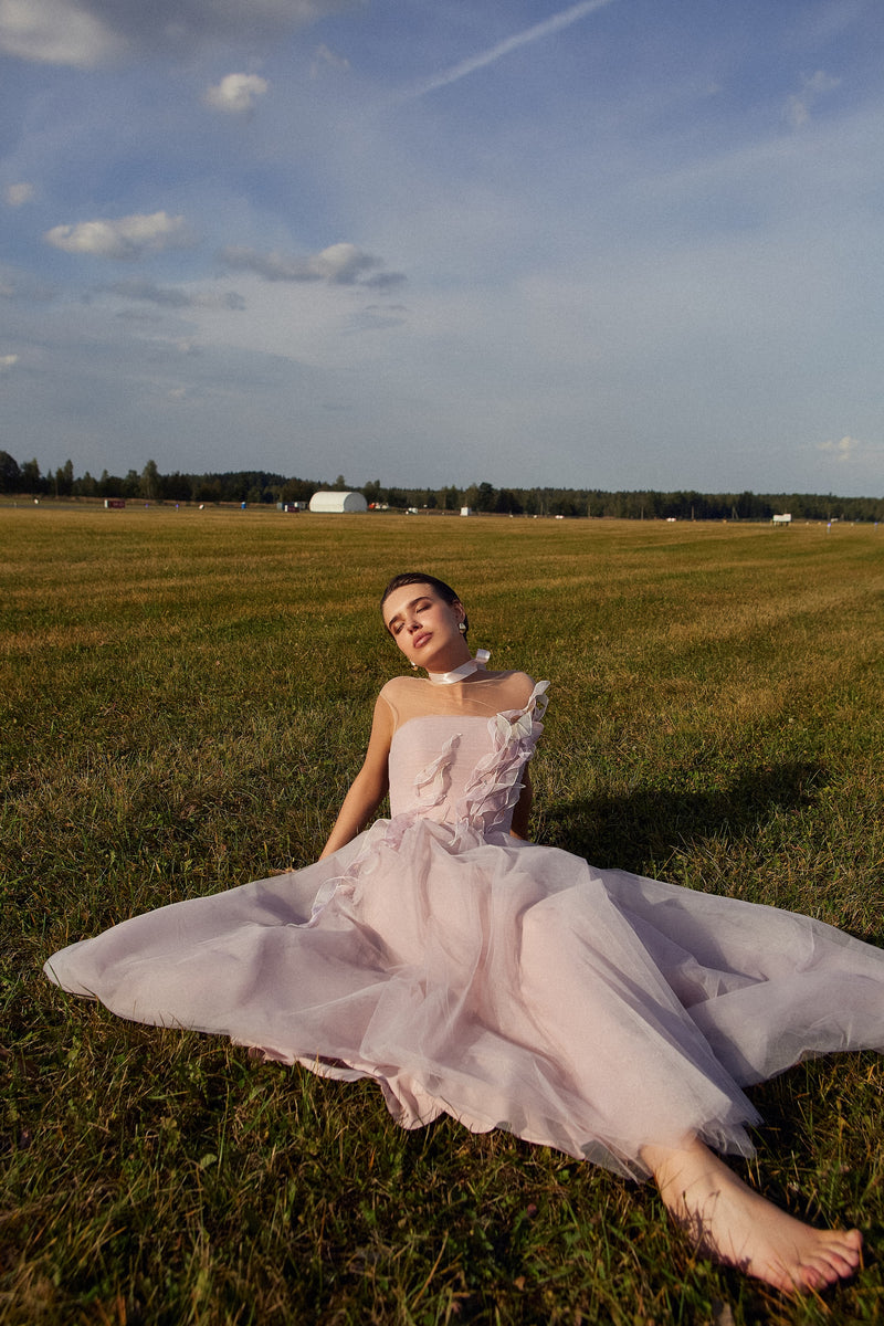 Robe de soirée longueur thé sans manches, décolleté illusion