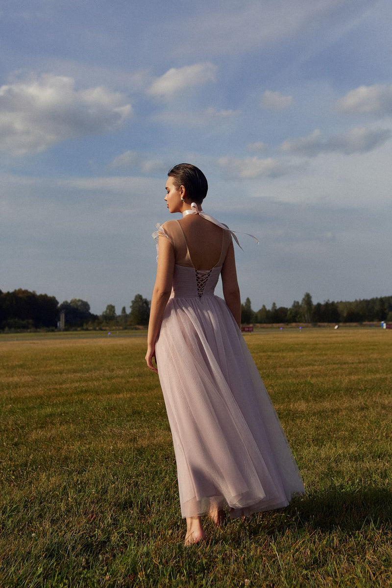 Robe de soirée longueur thé sans manches, décolleté illusion