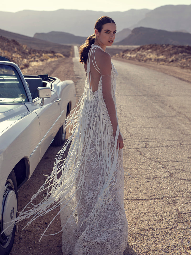 Vestido de novia bohemio de encaje con cuello alto sin mangas