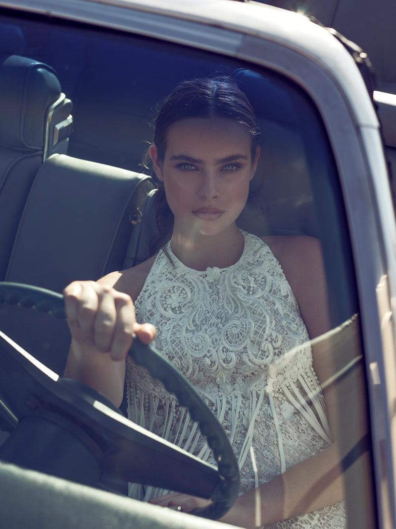 Vestido de novia bohemio de encaje con cuello alto sin mangas