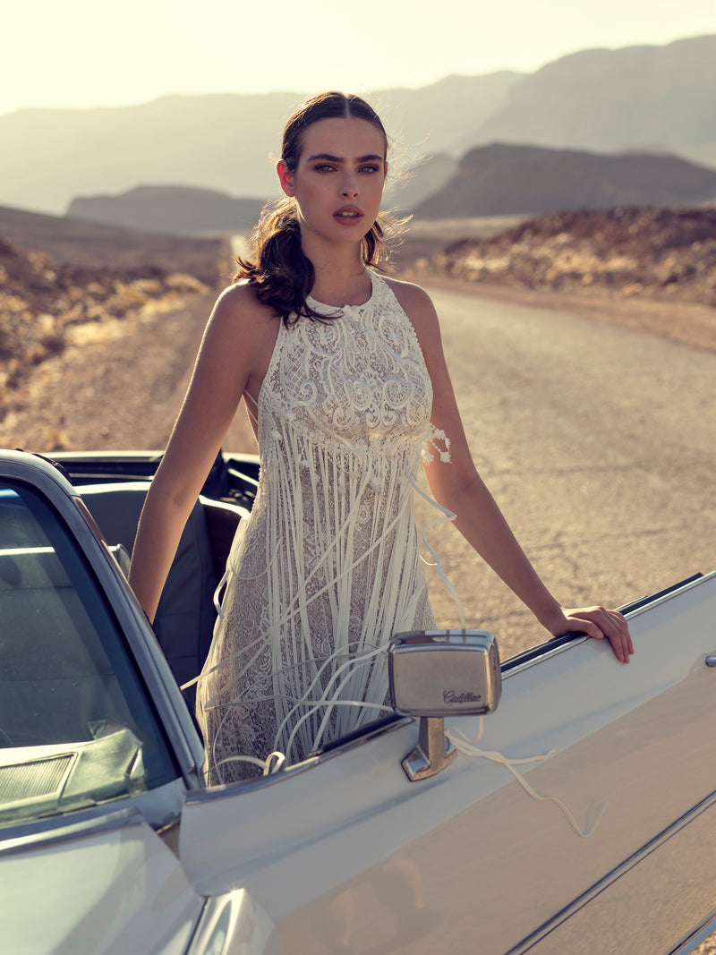 Vestido de novia bohemio de encaje con cuello alto sin mangas