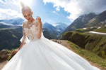 Vestido de novia de corte A con cuello de ilusión y manga 3/4