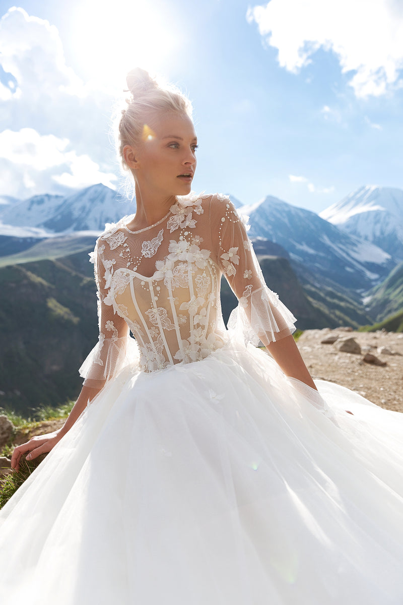 Vestido de novia de corte A con cuello de ilusión y manga 3/4