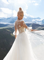 Vestido de novia de corte A con cuello de ilusión y manga 3/4