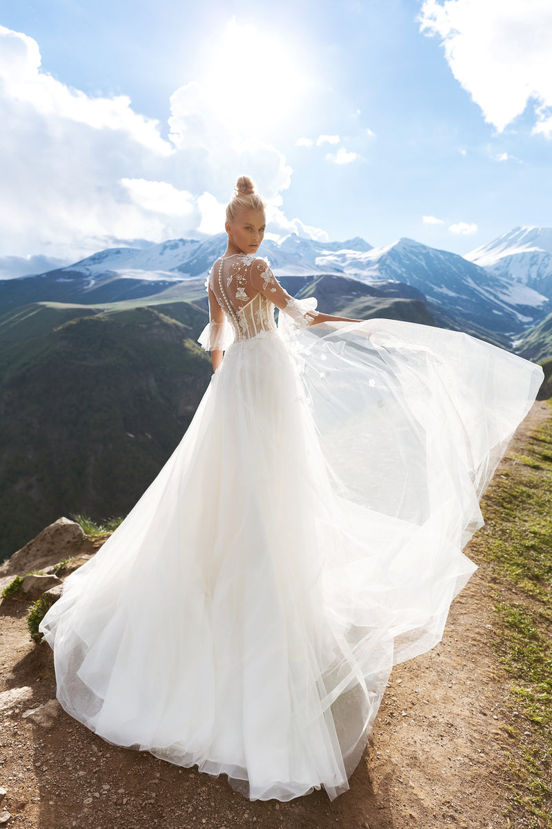 Robe de mariée trapèze à manches 3/4 et col illusion