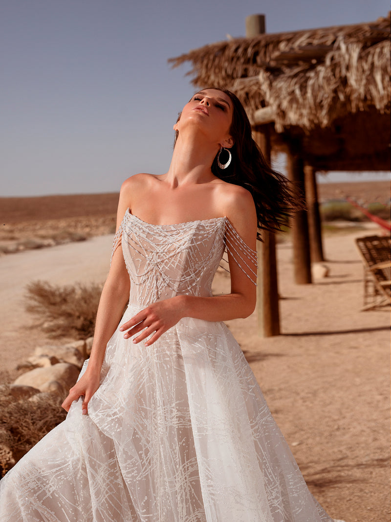 Vestido de novia con purpurina y delicados tirantes de pedrería