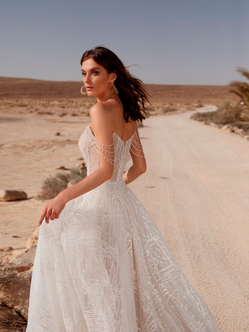 Vestido de novia con purpurina y delicados tirantes de pedrería