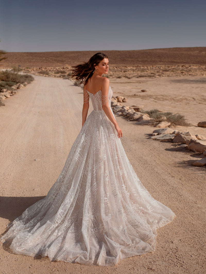 Robe de mariée scintillante avec de délicates bretelles perlées