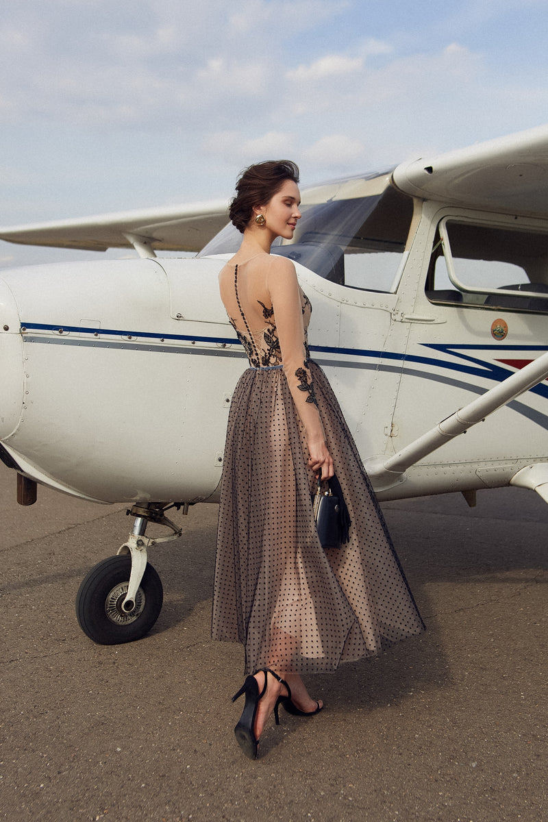 Vestido de noche midi de tul con lunares y mangas largas transparentes