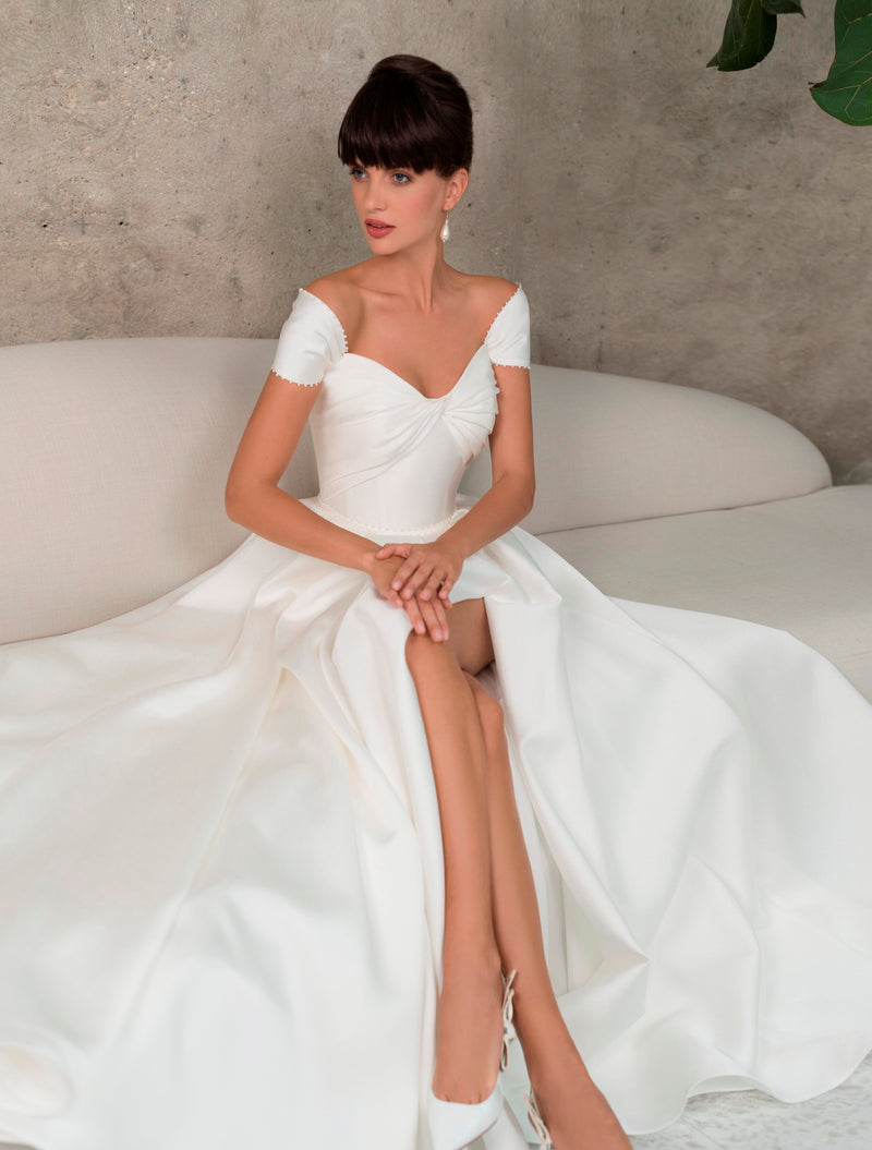 Vestido de noiva elegante com ombros caídos