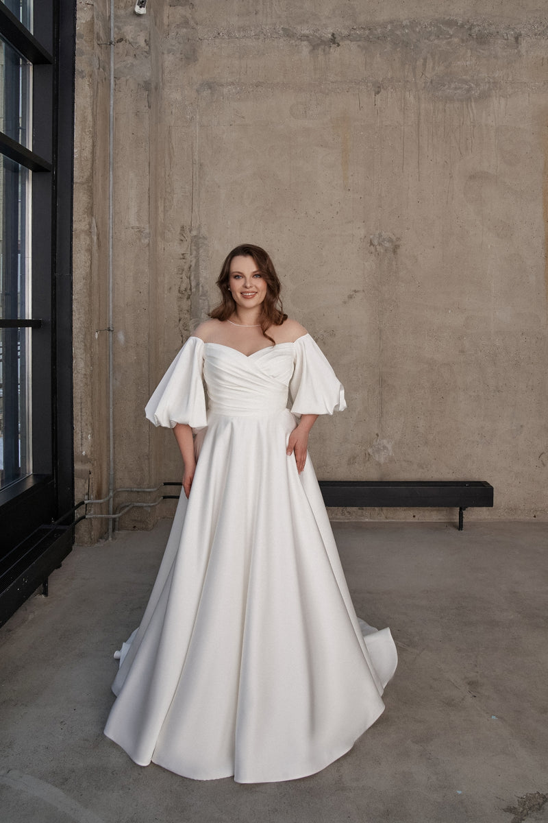 Robe de mariée trapèze à décolleté illusion et épaules dénudées