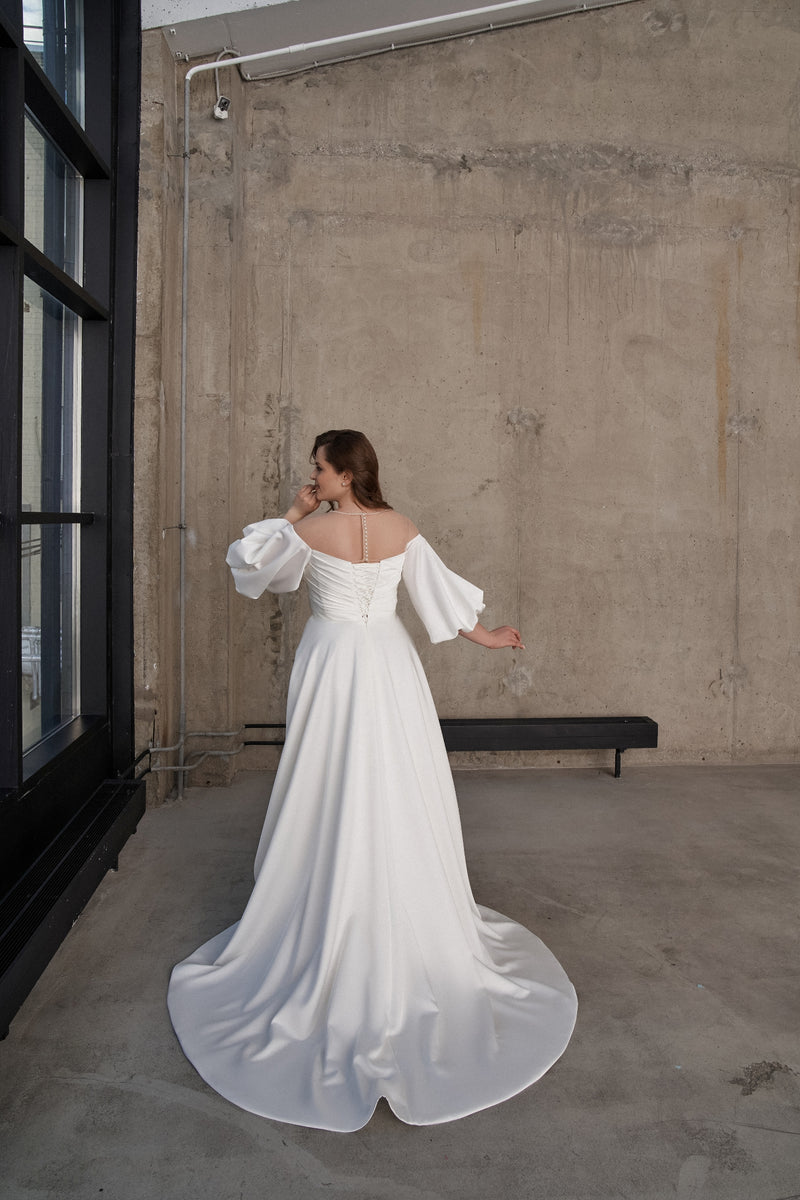 Vestido de novia de corte A con escote ilusión y hombros descubiertos