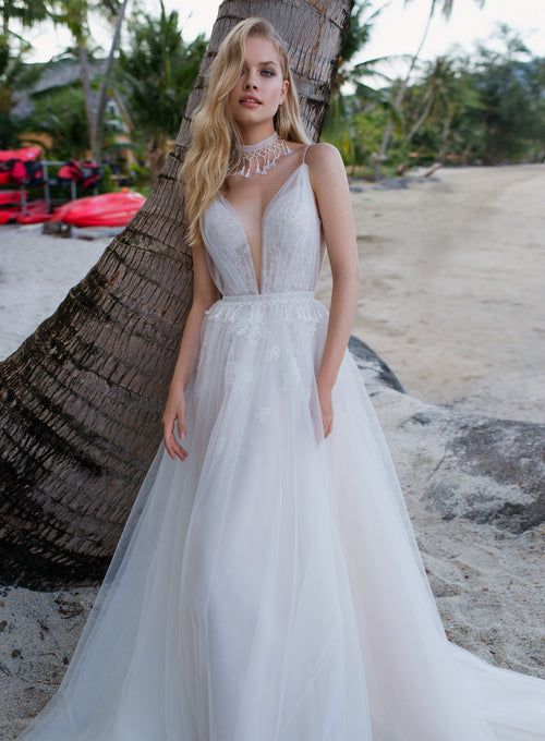 Vestido de novia evasé con tirantes finos