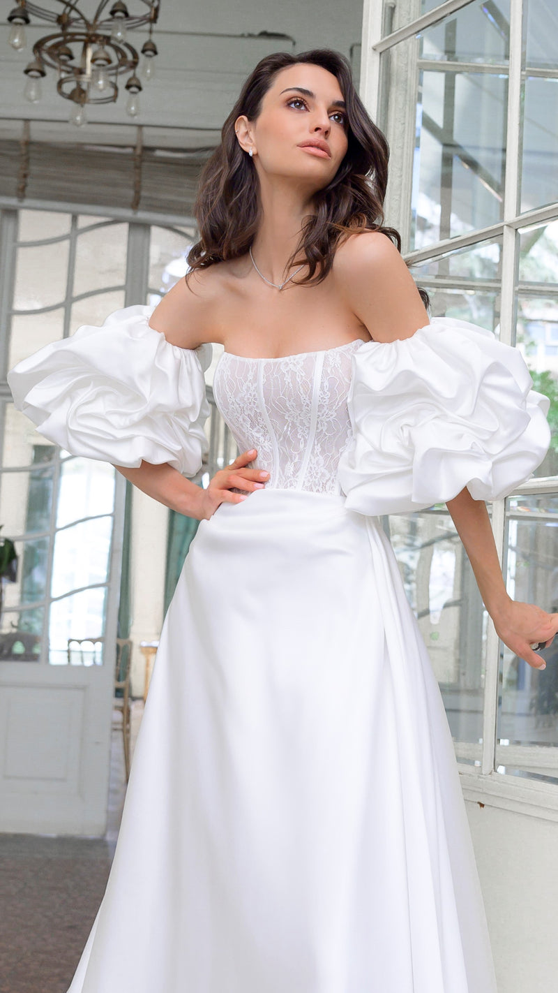 Vestido de noiva sem alças com mangas bufantes removíveis
