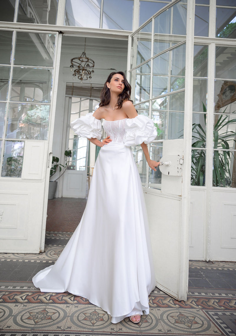 Vestido de noiva sem alças com mangas bufantes removíveis