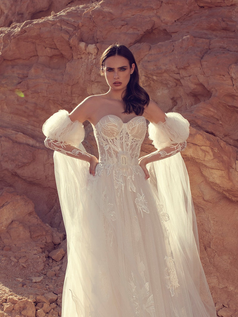 Vestido de novia sin tirantes con escote corazón y mangas extraíbles