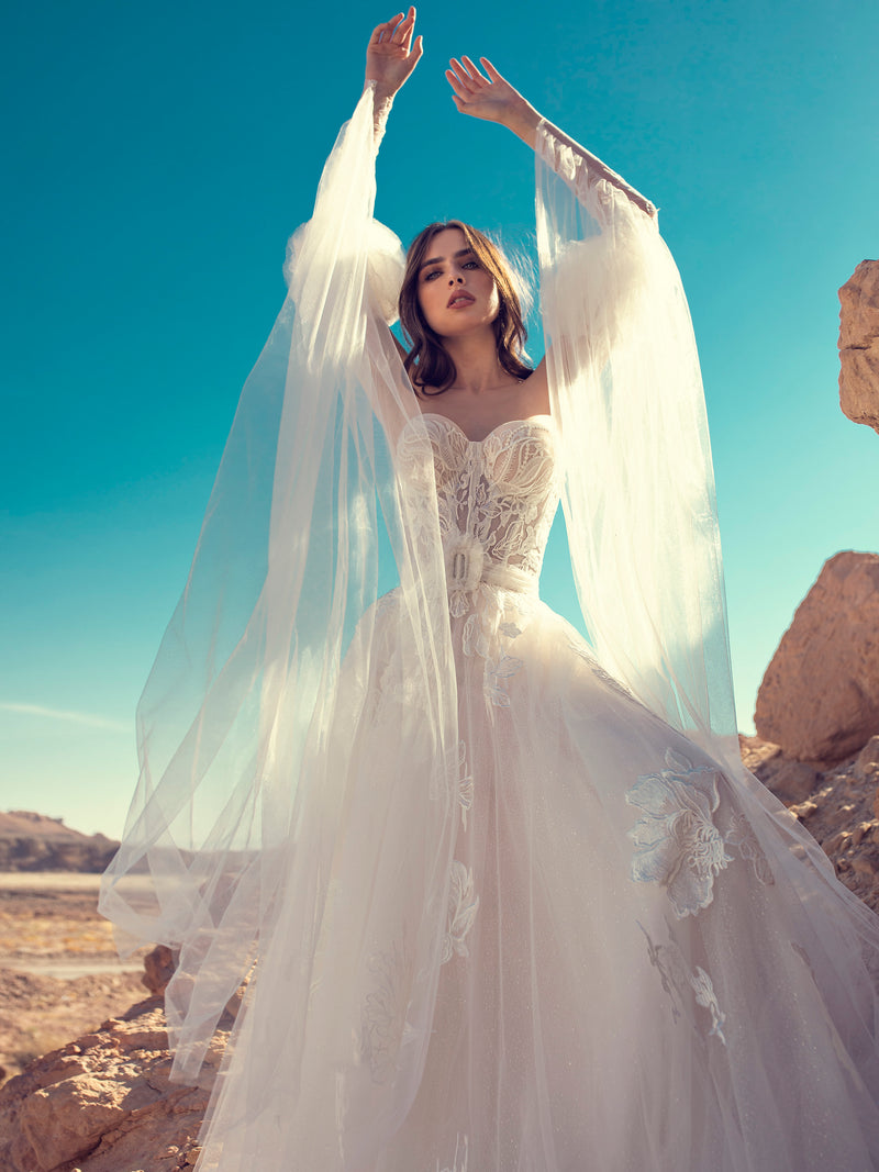 Vestido de novia sin tirantes con escote corazón y mangas extraíbles