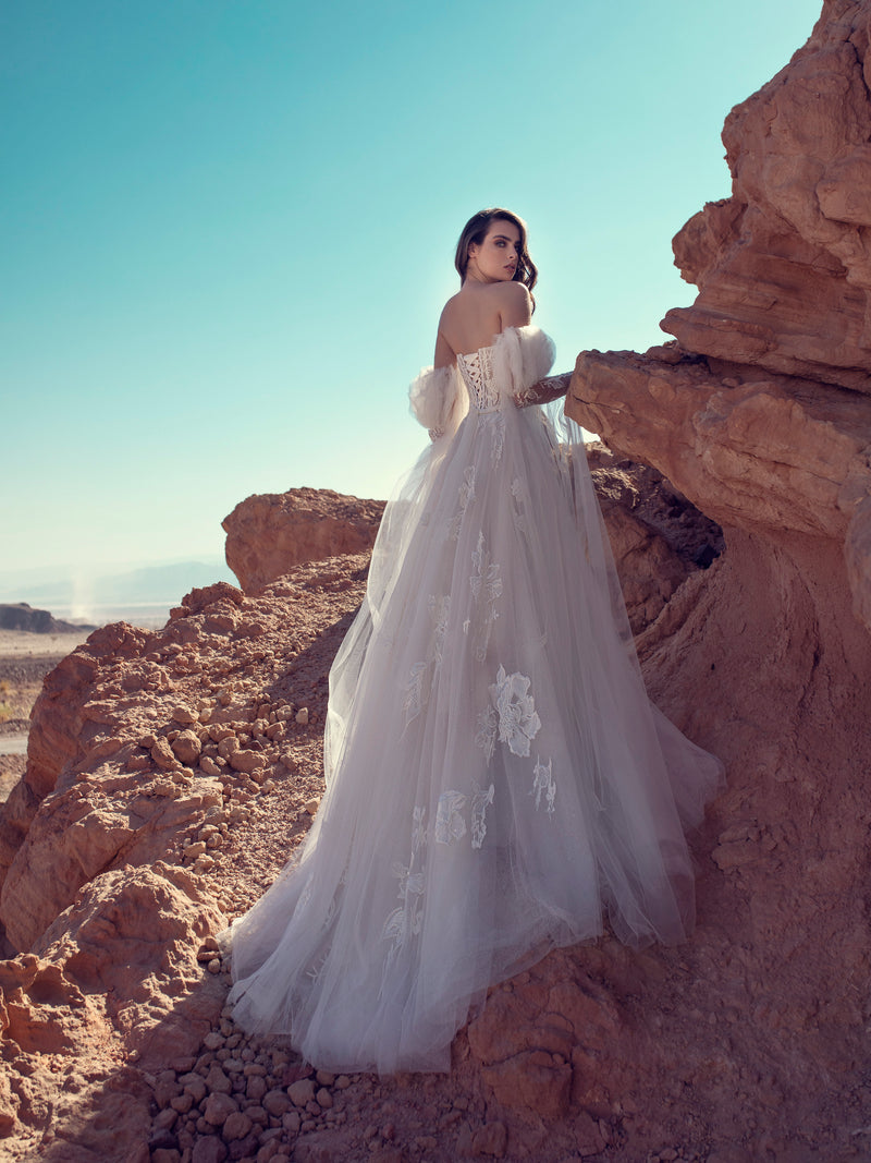 Vestido de novia sin tirantes con escote corazón y mangas extraíbles