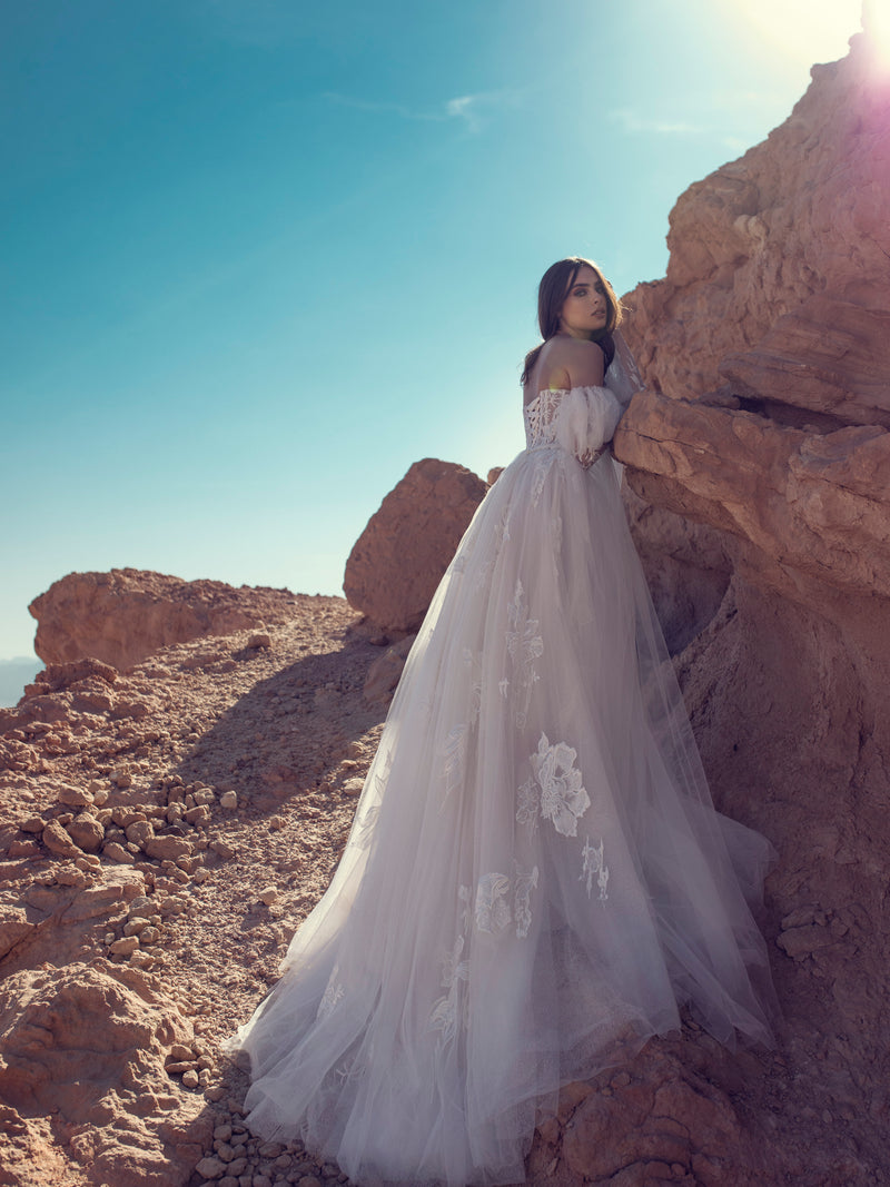 Vestido de novia sin tirantes con escote corazón y mangas extraíbles