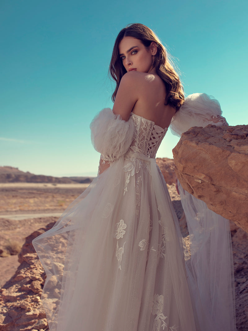 Vestido de novia sin tirantes con escote corazón y mangas extraíbles