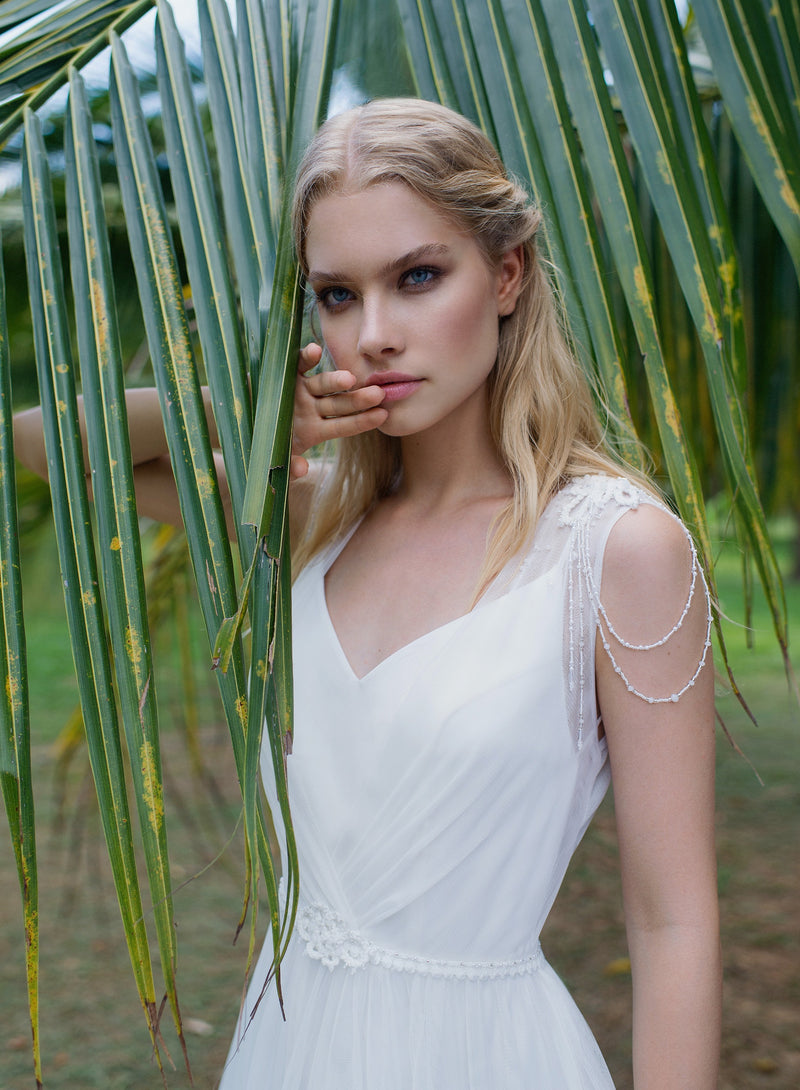 Robe de mariée sans manches de style hellénique avec cape en tulle