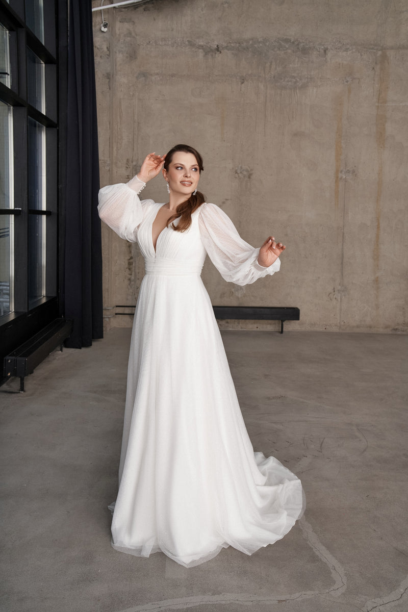 Vestido de novia de talla grande con cuello en V y manga larga transparente