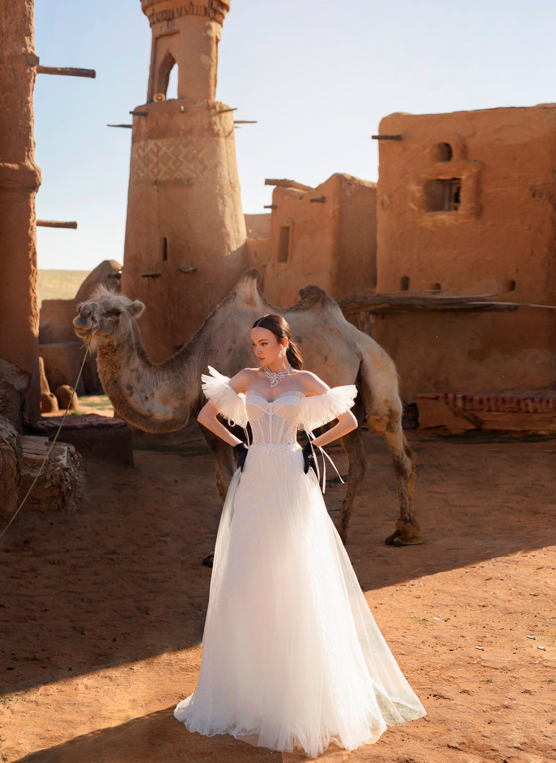 Angelic Beauty: Strapless Wedding Gown with Removable Puff Sleeves