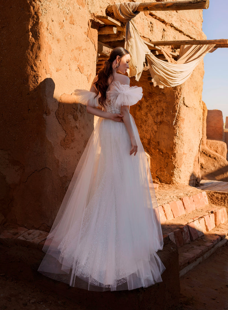 Belleza angelical: vestido de novia sin tirantes con mangas abullonadas extraíbles