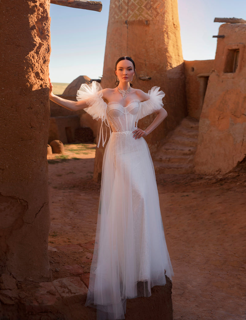 Beleza angelical: vestido de noiva sem alças com mangas bufantes removíveis