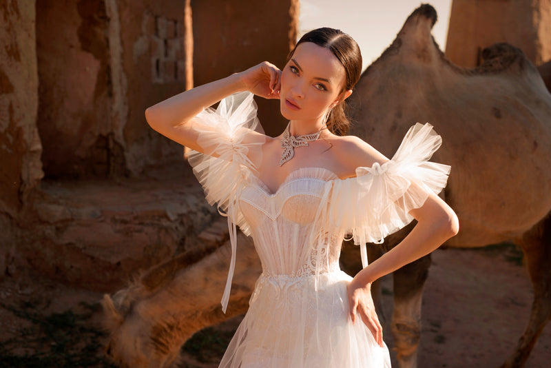 Angelic Beauty: Strapless Wedding Gown with Removable Puff Sleeves