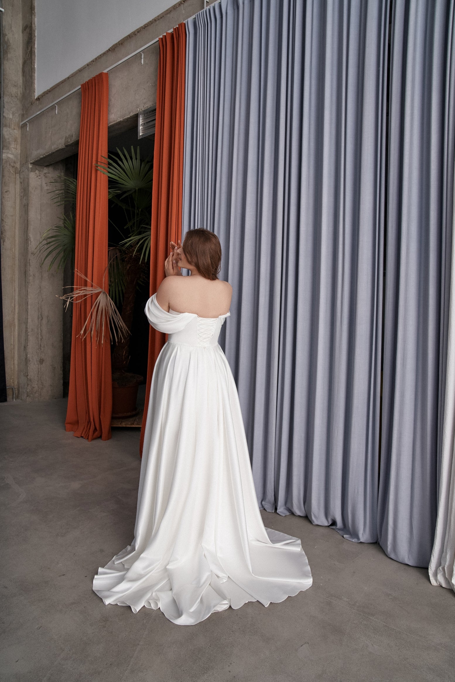 Vestido de noiva evasê plus size com ombros descobertos – HAREM's