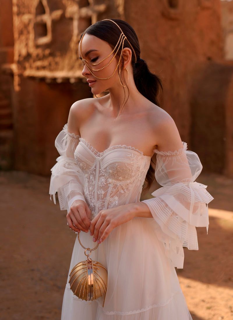 Feminidad: vestido de novia sin tirantes con mangas removibles